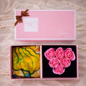 Set cadou Love Rose, cutie cu 6 trandafiri roz din sapun si esarfa, Roz