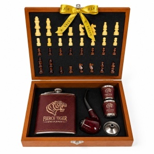 Set cadou pentru barbati Fierce Tiger, cutie cu tabla si piese de sah, plosca, 2 pahare, pipa si palnie
