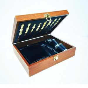 Set cadou pentru barbati VLV, cutie si piese pentru sah, tirbuson, sticla pentru bautura si pahare imbracate in piele ecologica, negru, 26x22x8cm
