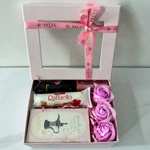 Cadou cu stil pentru femei, Spring Aromas, cu parfum arabesc Dirham Wardi de la Ard al Zaafaran, trandafiri de sapun, spumant Bottega Petalo Vino dell' Amore Moscato 200ml si praline Raffaello 40ml, in cutie cu fundita, Lila