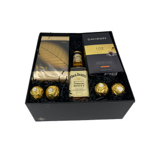 Set cadou unisex, Cutie eleganta cu Parfum Lattafa Perfumes Najdia in Gold Apa de Parfum 100ml, cafea Davidoff Fine Aroma 250gr, Whisky Jack Daniel's Honey 200ml si praline Ferrero Rocher