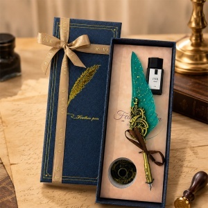 Set caligrafie Royal Feather, stilou cu pana verde-smarald, calimara si suport de birou, Albastru - Img 4