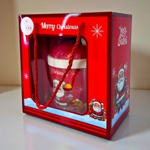 Set cana ceramica, farfurie si lingurita, Santa Claus, ambalata in cutie cu fereastra, 300ml - Img 4