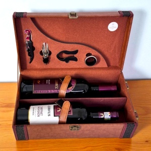 Set caseta eleganta Fine Wine pentru doua sticle, cu maner, doua sticle de vin Bottega 750 ml si set 4 accesorii pentru vin, Maro
