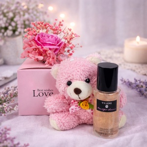 Set cu ursulet de plus, trandafir roz de sapun, gypsophila criogenata si Shine Body Mist 90 ml