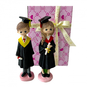 Set doua Figurine din rasina, absolventi cu diploma 20 cm - Img 5