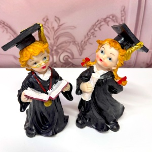 Set doua Figurine din rasina, absolventi cu diploma si carte, 18 cm - Img 5