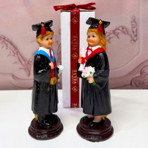 Set doua Figurine din rasina, absolventi cu medalie si buchet, 17 cm - Img 4