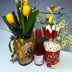 Set elegant Golden Tulips cu aranjament floral in vaza, vin rose si praline Heidi - Img 5