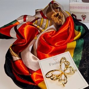 Set esarfa multicolora cu brosa fluture eleganta - Img 3
