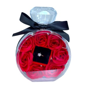 Set floral My Only Rose, ambalat in decor sticla parfum, cu Trandafiri de sapun si Inel din inox cu zirconiu, in cutie premium cu mesaj