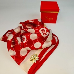 Set For You, esarfa eleganta cu brosa aurie, ambalata in cutie premium, rosu-alb - Img 4