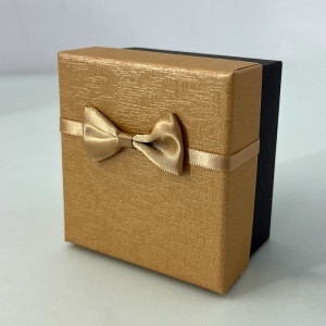 Set Martisor bratara cu cristale si brosa trifoi auriu cu pietre stralucitoare, in cutie eleganta aurie - Img 4