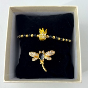 Set Martisor bratara reglabila cu coroana si brosa libelula aurie cu cristale, in cutie eleganta crem - Img 2