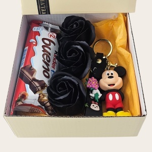 Set pentru copii Joy Box Mickey Mouse, breloc figurina Disney, 3 trandafiri negri de sapun si Kinder Bueno - Img 3