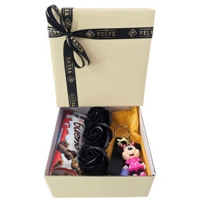 Set pentru copii Joy Box Minnie, breloc figurina Disney, 3 trandafiri negri de sapun si Kinder Bueno