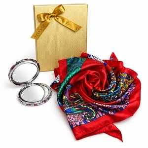 Set pentru femei Satin Glow cu esarfa satinata 50x50 cm si oglinda compacta, in cutie eleganta, rosu multicolor
