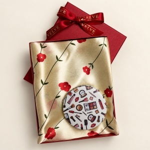 Set pentru femei Satin Glow cu esarfa satinata 50x50 cm si oglinda compacta, in cutie eleganta, crem-roz floral - Img 3