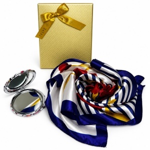 Set pentru femei Satin Glow cu esarfa satinata 50x50 cm si oglinda compacta, in cutie eleganta, alb-bleumarin cu flori rosii