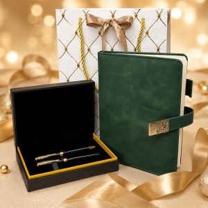 Set premium cu agenda din piele ecologica verde cu inchidere magnetica si caseta cu doua instrumente de scris, in punga eleganta - Img 4