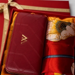 Set premium dama Passion Edition, cu portofel grena din piele eco si esarfa satinata florala, in cutie eleganta - Img 5
