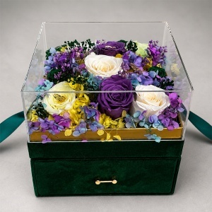 Set premium de lux cu 11 trandafiri criogenati, parfum Louis Varel Vibes 100 ml si praline Ferrero Rocher, in cutie patrata din catifea verde cu sertar si plexiglas - Img 2