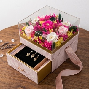 Set premium de lux cu 11 trandafiri criogenati si bijuterii cu cristale, cutie patrata din catifea roz pudrat cu sertar si plexiglas - Img 3