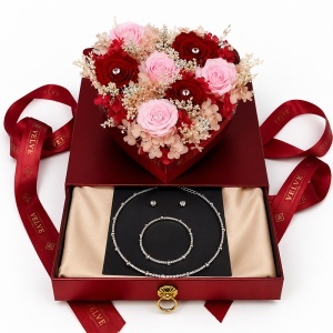 Set premium de lux cu aranjament inima cu 7 trandafiri criogenati, esarfa fina si set bijuterii tip tennis, in cutie rosie cu plexiglas