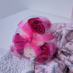 Set Special Valentine, cu esarfa, ciocolata si 3 trandafiri din sapun, roz