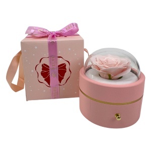 Trandafir de sapun roz in cutie cu cupola transparenta si lantisor cu pandantiv surpriza - Img 2