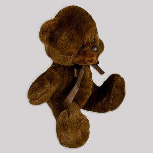 Ursulet de pluș Tobi, cu papion, Inaltime 24 cm, Maro