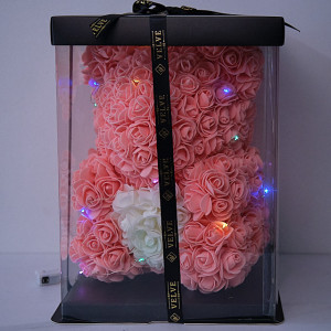Ursulet floral 30 cm, cu led de lumini, din trandafiri spuma roz pudrat inima alba, in cutie cadou