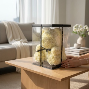 Ursulet floral din trandafiri spuma alb ivory, 40 cm, in cutie transparenta eleganta - Img 3