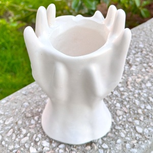 Vaza decorativa artistica din ceramica, chip acoperit de maini, 21 cm detaliu