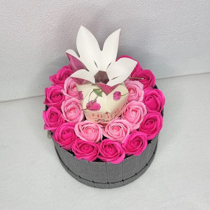 Velve Pretty Gift cutie rotunda silver cu trandafiri de sapun si praline Heidi Bouquet