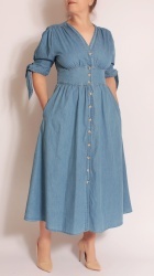 Rochie cu nasturi din denim.