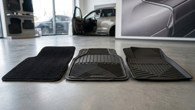 TPE vs. Cauciuc vs. Velur: Ce accesorii auto să alegi?