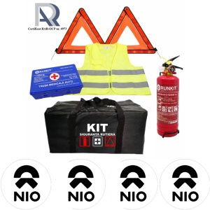 Kit Trusa siguranta rutiera auto, Omologat R.A.R, Valabilitate 5 ani, 1x Stingator cu manometru 1kg P1, 1x Trusa Medicala, 2x Triunghiuri,1x Geanta depozitare neagra, 4x Stickere auto Nio