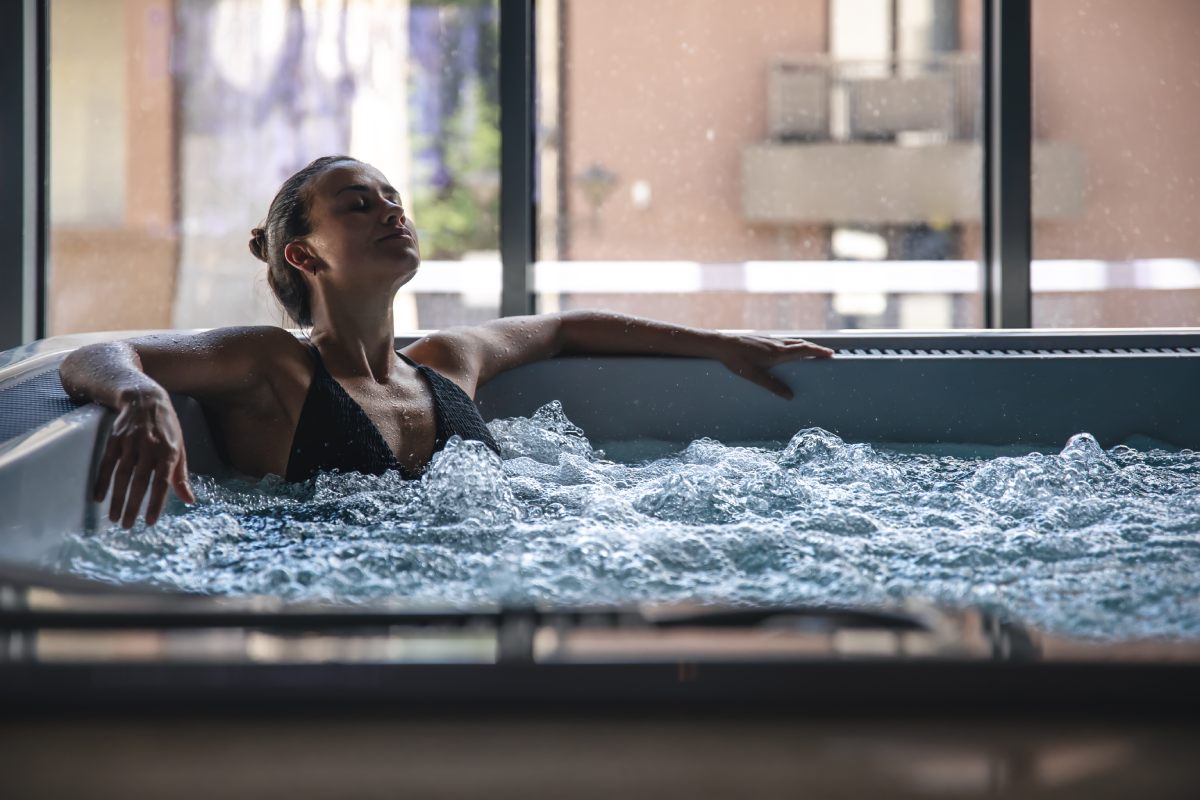 Avantajele unei căzi cu hidromasaj – cum transformi baia într-un spa personal