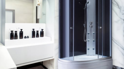 Cabina de dus cu hidromasaj care transformă dusul într-o experiență senzorială.