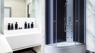 Cabina de dus cu hidromasaj care transformă dusul într-o experiență senzorială.