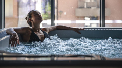 Avantajele unei căzi cu hidromasaj – cum transformi baia într-un spa personal