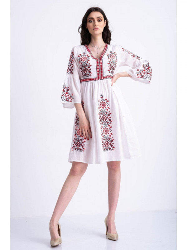 Rochie tip ie traditionala din bumbac alb cu model brodat rosu