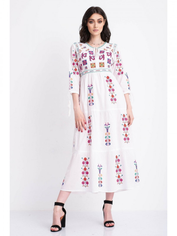 Rochie tip ie traditionala lunga din bumbac alb cu model geometric roz
