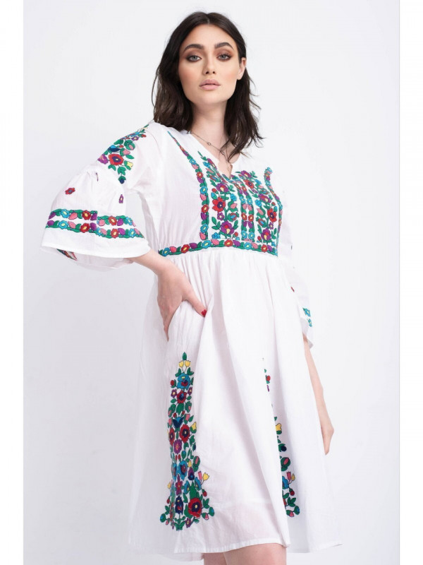 Rochie tip ie traditionala din bumbac alb cu model brodat multicolor