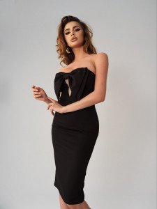 Rochie neagra cambrata cu crapatura si funda ampla - Img 1
