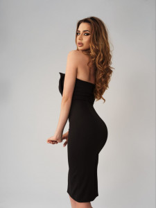 Rochie neagra cambrata cu crapatura si funda ampla - Img 4