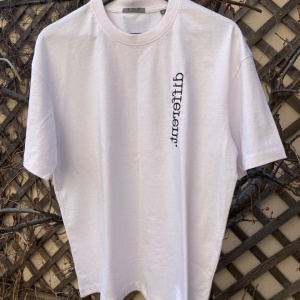 Tricou different.