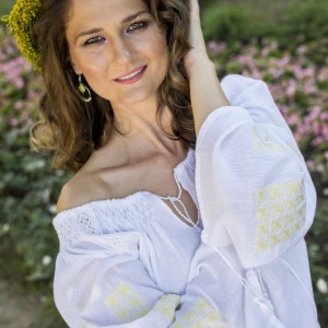 IE CONTEMPORANA ALBA CU BRODERIE COLOANE - Img 3