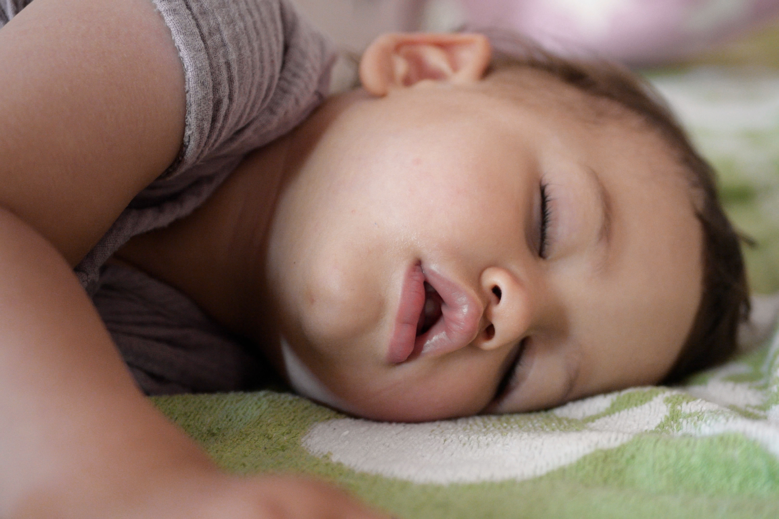 Apneea în somn la copii: cum recunoști semnele și ce înseamnă masca pediatrică